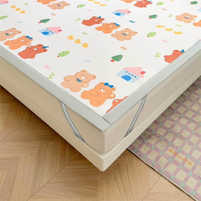 91家纺网 家纺一手货源 找家纺 雯豆2025春夏新款碳光冰丝席三件套A类凉感印花三明治凉席 碳光冰丝席-绑带款-小熊伙伴