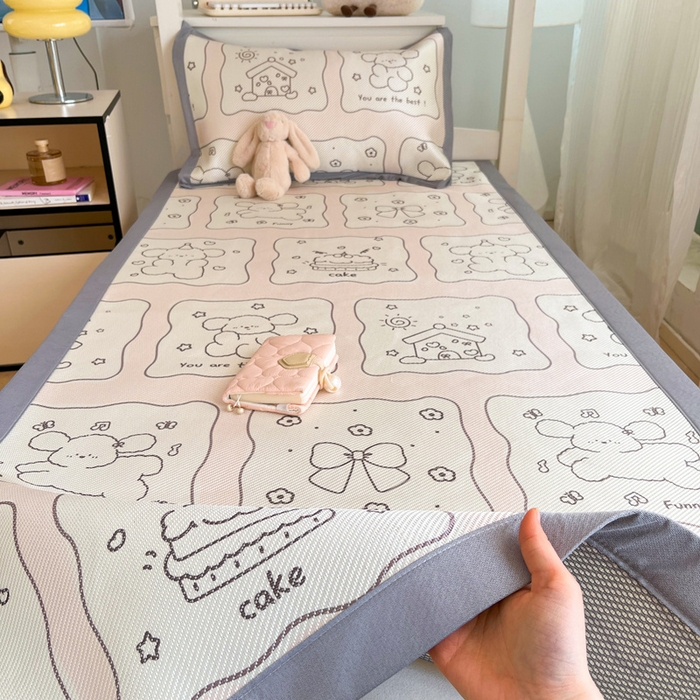 91家纺网 家纺一手货源 找家纺 川悦生活2025新款小清新冰藤席学生款 狗仔甜蜜