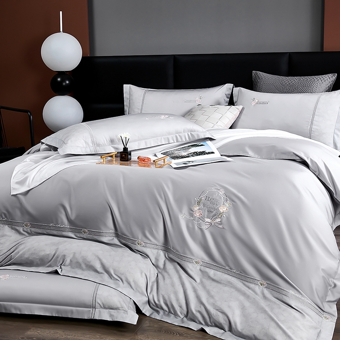 91家纺网 家纺一手货源 找家纺 2025新款120S60支双股贡缎长绒棉刺绣花四件套纯棉全棉100%棉轻奢时尚 卡芙-时尚灰