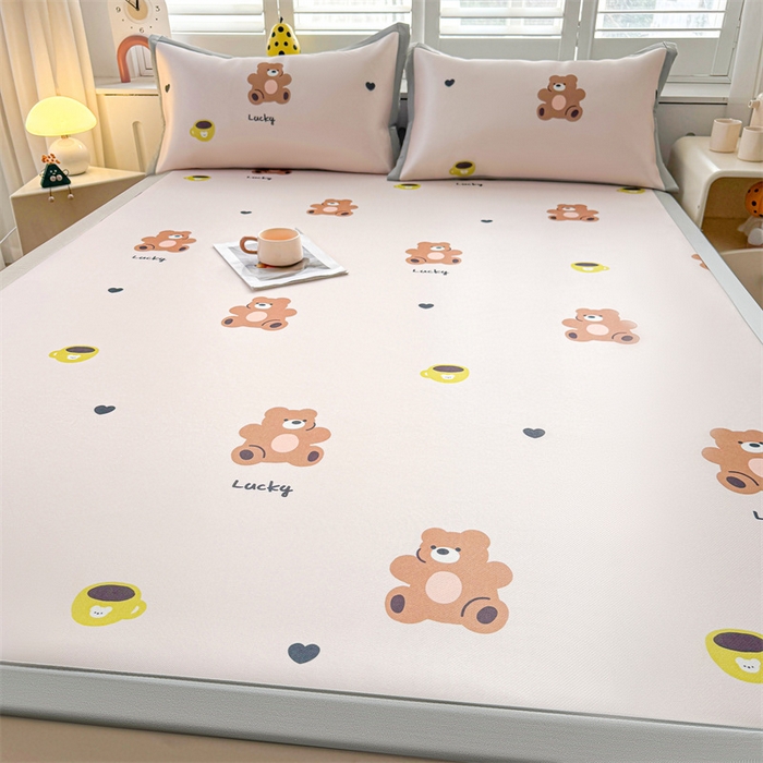 91家纺网 家纺一手货源 找家纺 雯豆2025春夏新款碳光冰丝席三件套A类凉感印花三明治凉席 碳光冰丝席-绑带款-咖啡小熊-1