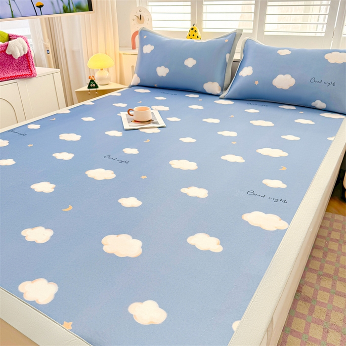 91家纺网 家纺一手货源 找家纺 雯豆2025春夏新款碳光冰丝席三件套A类凉感印花三明治凉席 碳光冰丝席-绑带款-天空云