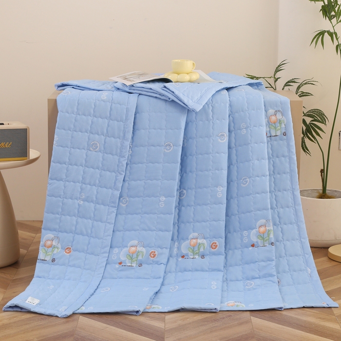 91家纺网 家纺一手货源 找家纺 被多多被业 2025新款亲肤绒多针绗绣工艺夏被空调被 缘梦花艺