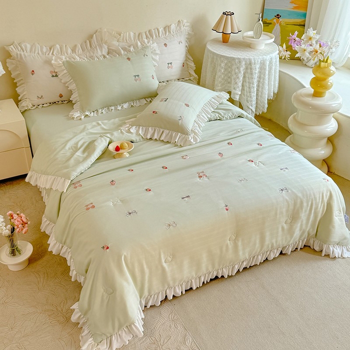 91家纺网 家纺一手货源 找家纺 绒世界 绒世界 2025针织提花绣花小清新夏被四件套 草莓-薄荷绿