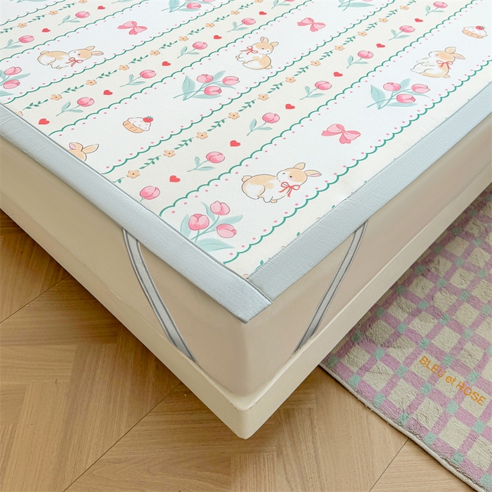 91家纺网 家纺一手货源 找家纺 雯豆2025春夏新款碳光冰丝席三件套A类凉感印花三明治凉席 碳光冰丝席-绑带款-浪漫花丛