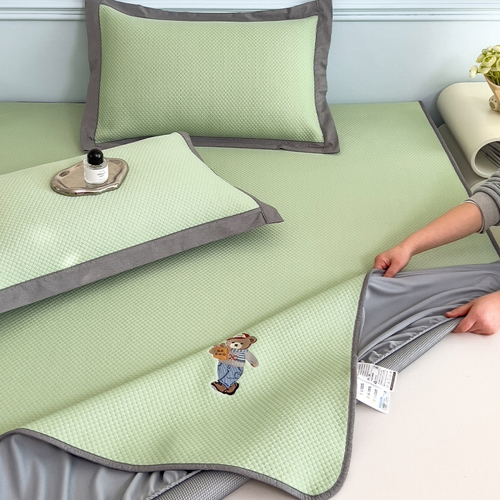 91家纺网 家纺一手货源 找家纺 卡初家居  2025新款A类豆豆凉感席席子凉席-多比来了 多比来了-千草绿(床笠）