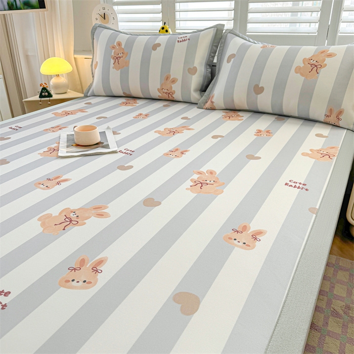 91家纺网 家纺一手货源 找家纺 雯豆2025春夏新款碳光冰丝席三件套A类凉感印花三明治凉席 碳光冰丝席-绑带款-条纹兔-1