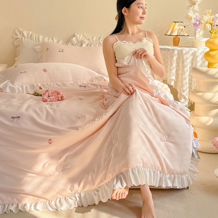 91家纺网 家纺一手货源 找家纺 绒世界 绒世界 2025针织提花绣花小清新夏被四件套 草莓-水蜜粉