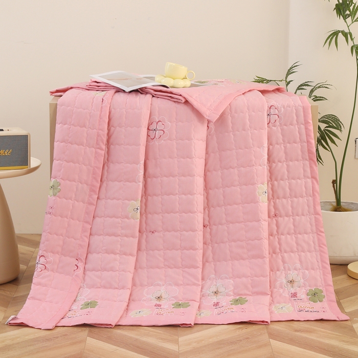 91家纺网 家纺一手货源 找家纺 被多多被业 2025新款亲肤绒多针绗绣工艺夏被空调被 夏花依旧