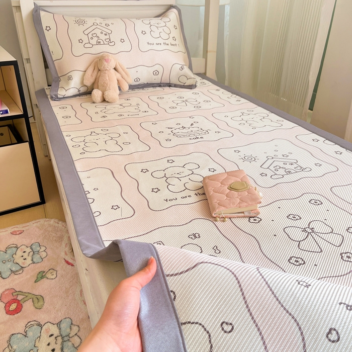 91家纺网 家纺一手货源 找家纺 川悦生活2025新款小清新冰藤席学生款 狗仔甜蜜