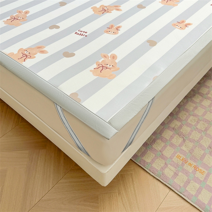 91家纺网 家纺一手货源 找家纺 雯豆2025春夏新款碳光冰丝席三件套A类凉感印花三明治凉席 碳光冰丝席-绑带款-条纹兔-1