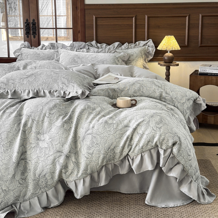 91家纺网 家纺一手货源 找家纺 锦格家纺 2025年春夏新款A类全棉纯棉色织三层纱提花四件套 漫香花羽-灰