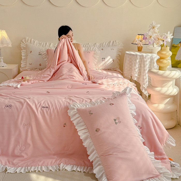 91家纺网 家纺一手货源 找家纺 绒世界 绒世界 2025针织提花绣花小清新夏被四件套 草莓-珊瑚粉