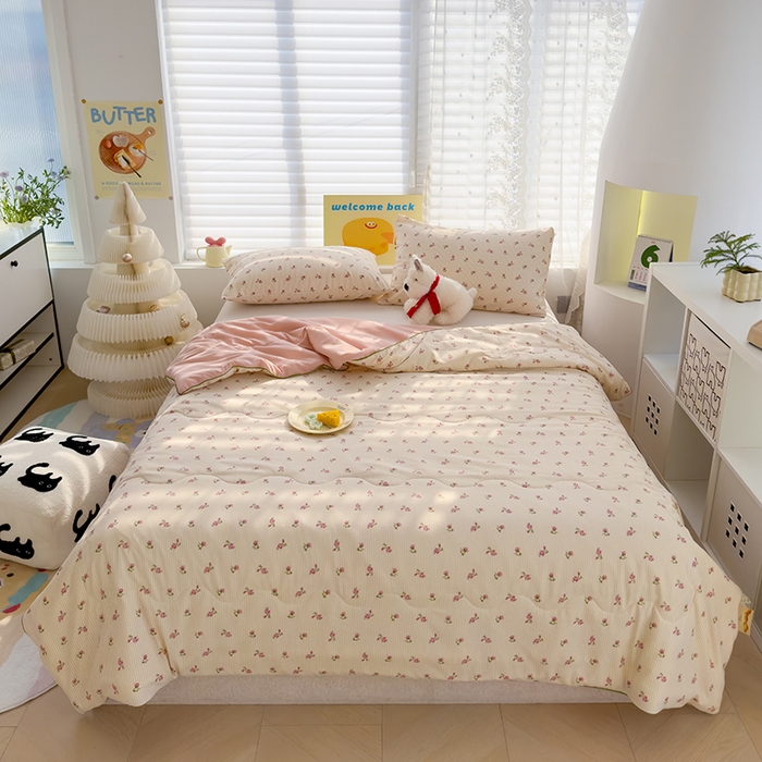 91家纺网 家纺一手货源 找家纺 弗苓家纺 2025新款A类皱皱纱印花夏被 花开宿语