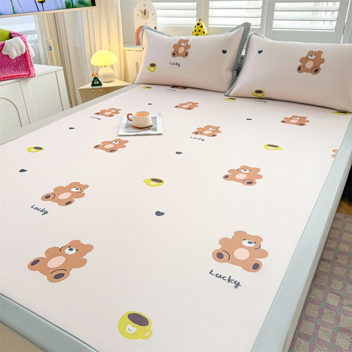 91家纺网 家纺一手货源 找家纺 雯豆2025春夏新款碳光冰丝席三件套A类凉感印花三明治凉席 碳光冰丝席-绑带款-咖啡小熊-1