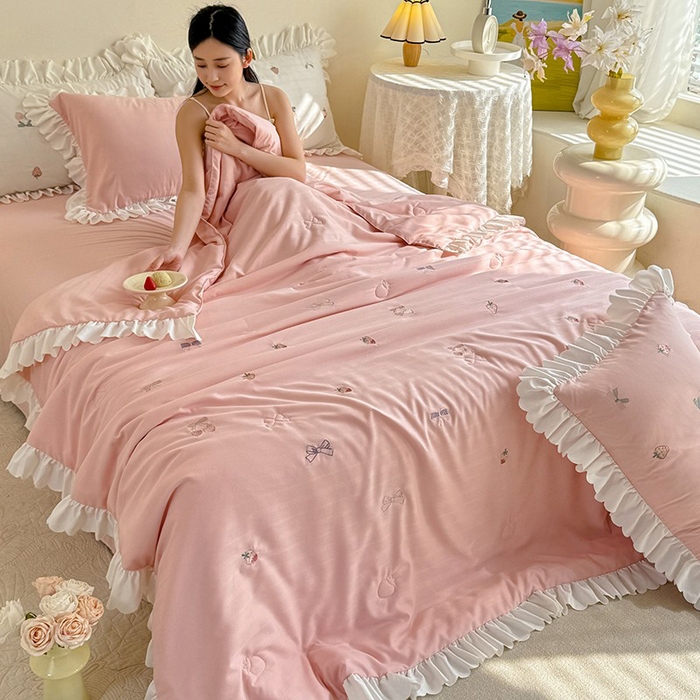 91家纺网 家纺一手货源 找家纺 绒世界 绒世界 2025针织提花绣花小清新夏被四件套 草莓-珊瑚粉