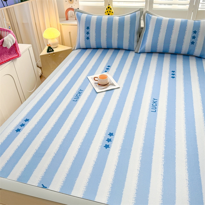 91家纺网 家纺一手货源 找家纺 雯豆2025春夏新款碳光冰丝席三件套A类凉感印花三明治凉席 碳光冰丝席-绑带款-蓝色条纹