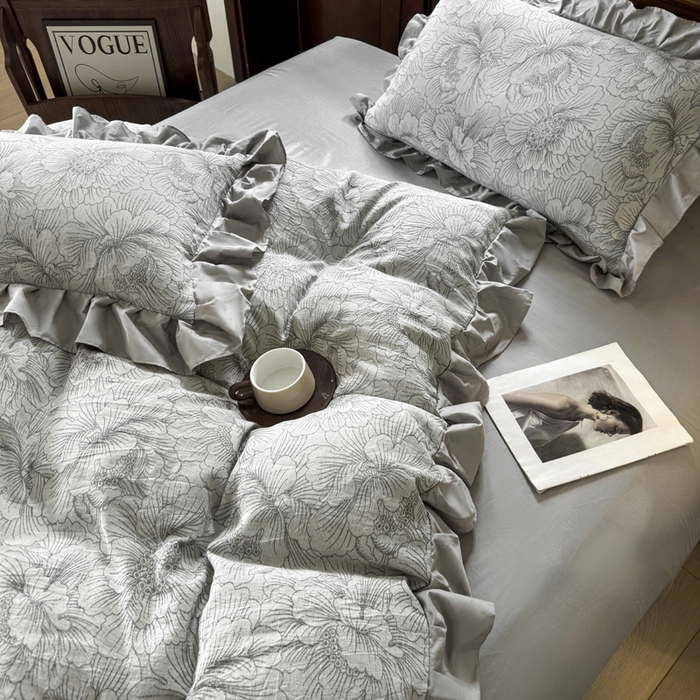 91家纺网 家纺一手货源 找家纺 锦格家纺 2025年春夏新款A类全棉纯棉色织三层纱提花四件套 漫香花羽-灰