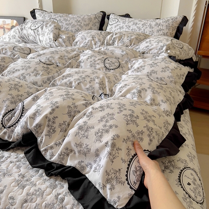 91家纺网 家纺一手货源 找家纺 满座家居 2025新款直播热款赫本风花边软糯水洗棉法式印花床盖床裙三件套四件套 澜音花香