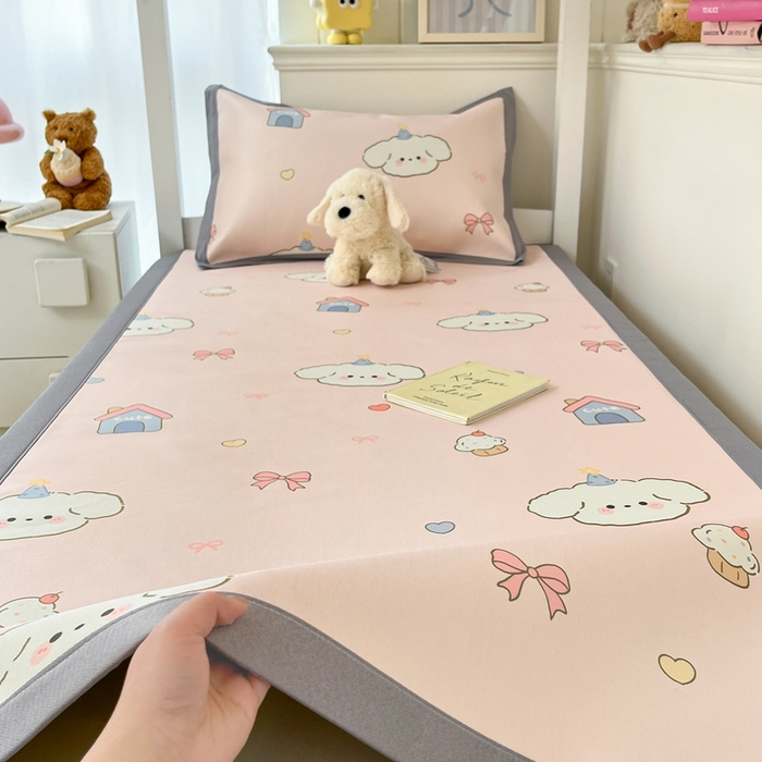 91家纺网 家纺一手货源 找家纺 川悦生活2025新款600D立体宽边印花冰丝席学生床 奶卷甜蜜日常