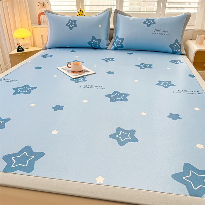 91家纺网 家纺一手货源 找家纺 雯豆2025春夏新款碳光冰丝席三件套A类凉感印花三明治凉席 碳光冰丝席-绑带款-浩瀚星辰