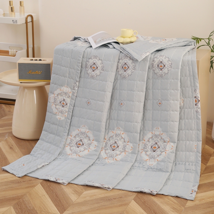 91家纺网 家纺一手货源 找家纺 被多多被业 2025新款亲肤绒多针绗绣工艺夏被空调被 小樱酿