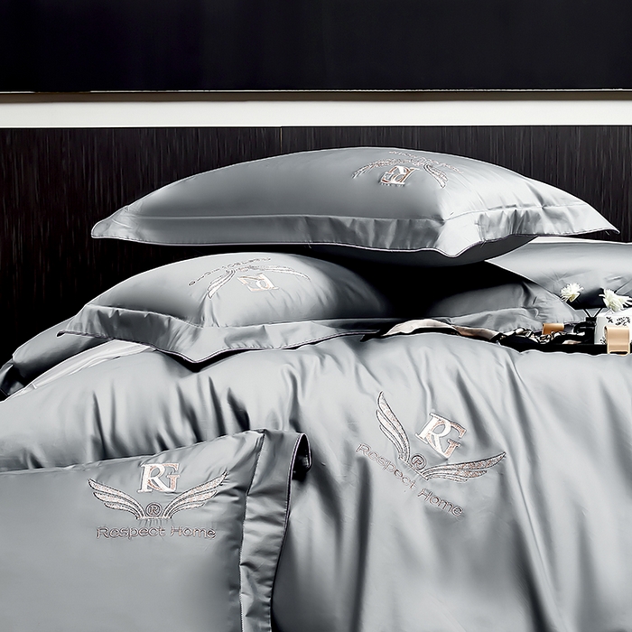 91家纺网 家纺一手货源 找家纺 2025新款120S60支双股贡缎长绒棉刺绣花四件套纯棉全棉100%棉轻奢时尚 圣玛丽亚-时尚灰