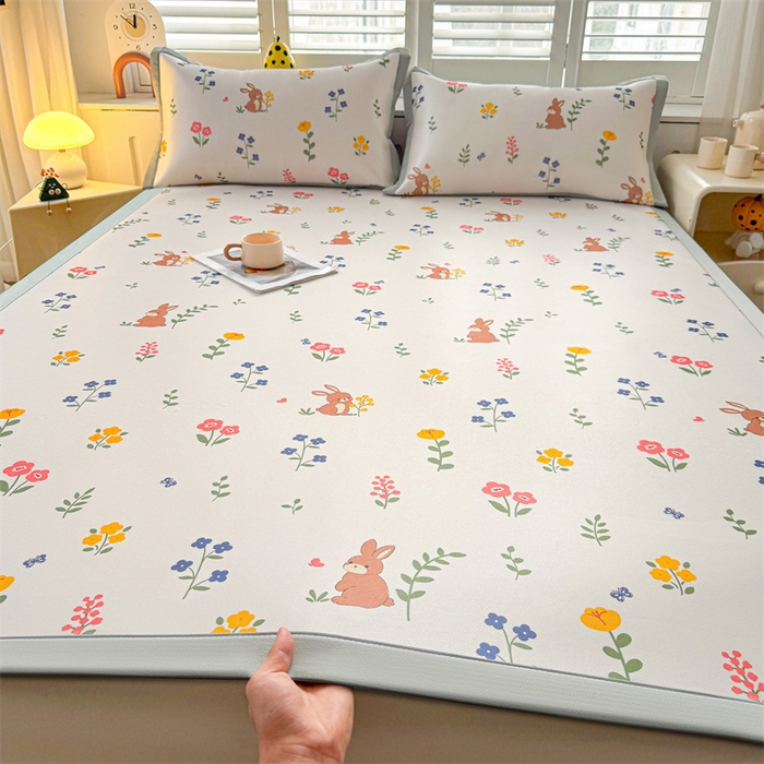 91家纺网 家纺一手货源 找家纺 雯豆2025春夏新款碳光冰丝席三件套A类凉感印花三明治凉席 碳光冰丝席-绑带款-花丛小兔