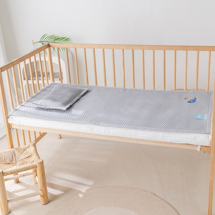 91家纺网 家纺一手货源 找家纺 丹兰 2025新款可定做婴童凉席凉豆豆冰丝席竹席儿童藤席幼儿园午睡席子 凉豆恐龙-灰