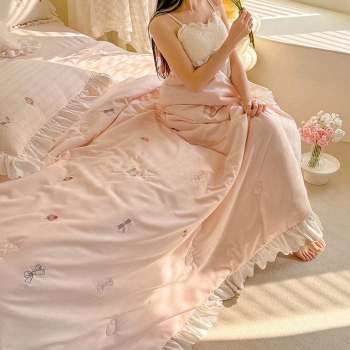 91家纺网 家纺一手货源 找家纺 绒世界 绒世界 2025针织提花绣花小清新夏被四件套 草莓-水蜜粉