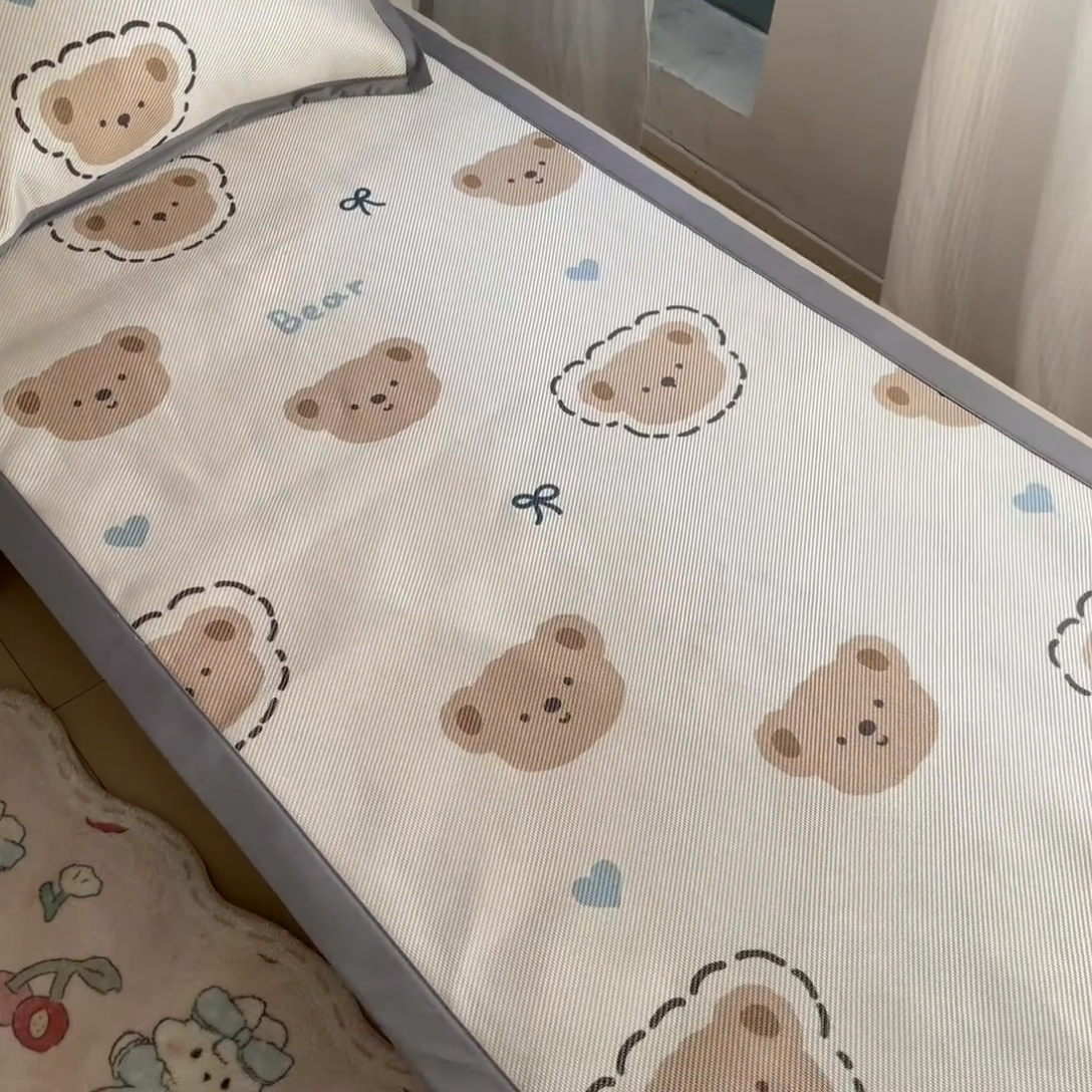 91家纺网 家纺一手货源 找家纺 川悦生活2025新款小清新冰藤席学生款 咕噜小熊