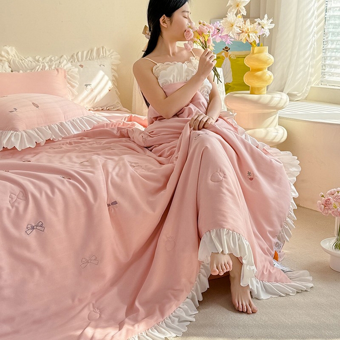 91家纺网 家纺一手货源 找家纺 绒世界 绒世界 2025针织提花绣花小清新夏被四件套 草莓-珊瑚粉