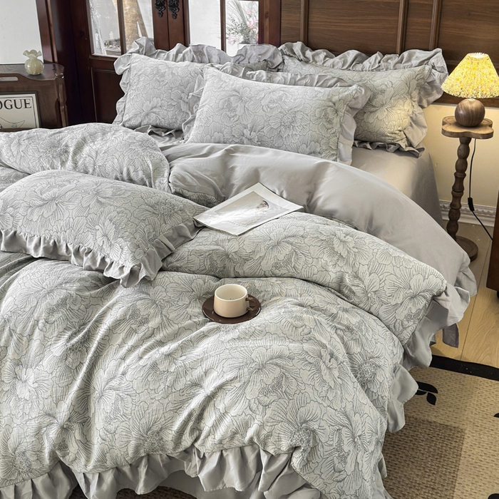 91家纺网 家纺一手货源 找家纺 锦格家纺 2025年春夏新款A类全棉纯棉色织三层纱提花四件套 漫香花羽-灰