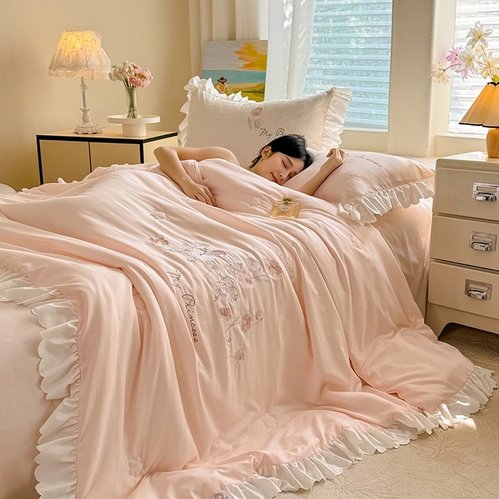 91家纺网 家纺一手货源 找家纺 绒世界 绒世界 2025针织提花绣花小清新夏被四件套 童话-水蜜粉