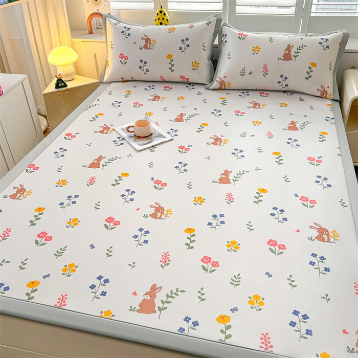 91家纺网 家纺一手货源 找家纺 雯豆2025春夏新款碳光冰丝席三件套A类凉感印花三明治凉席 碳光冰丝席-绑带款-花丛小兔