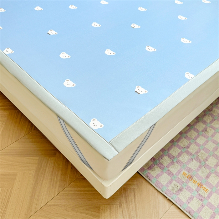 91家纺网 家纺一手货源 找家纺 雯豆2025春夏新款碳光冰丝席三件套A类凉感印花三明治凉席 碳光冰丝席-绑带款-可爱点点