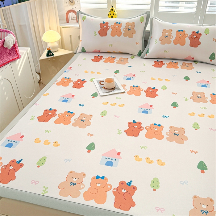 91家纺网 家纺一手货源 找家纺 雯豆2025春夏新款碳光冰丝席三件套A类凉感印花三明治凉席 碳光冰丝席-绑带款-小熊伙伴