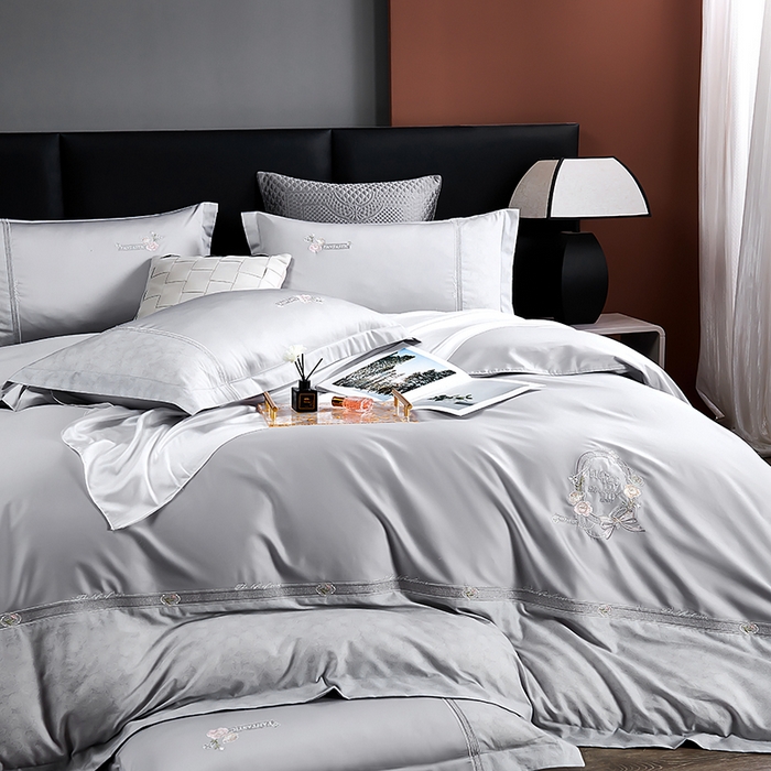 91家纺网 家纺一手货源 找家纺 2025新款120S60支双股贡缎长绒棉刺绣花四件套纯棉全棉100%棉轻奢时尚 卡芙-时尚灰