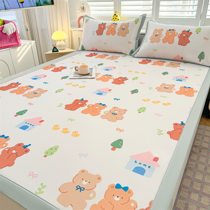 91家纺网 家纺一手货源 找家纺 雯豆2025春夏新款碳光冰丝席三件套A类凉感印花三明治凉席 碳光冰丝席-绑带款-小熊伙伴