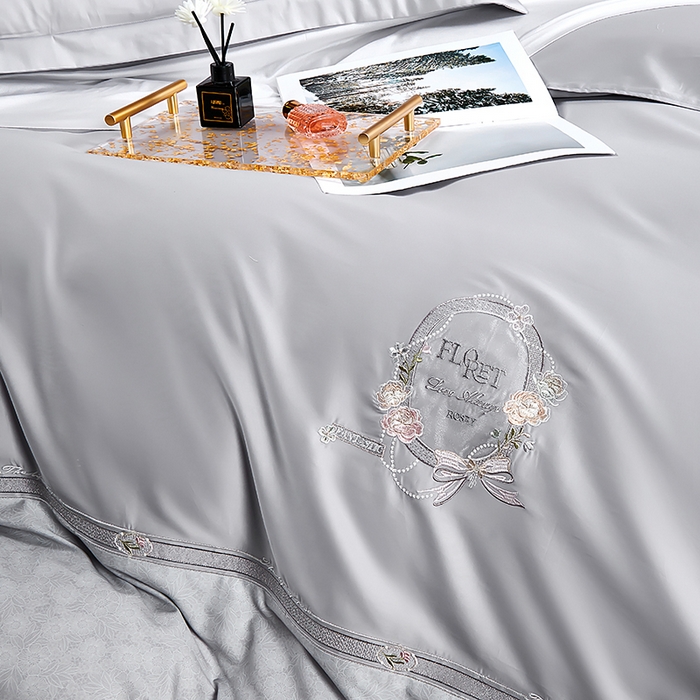 91家纺网 家纺一手货源 找家纺 2025新款120S60支双股贡缎长绒棉刺绣花四件套纯棉全棉100%棉轻奢时尚 卡芙-时尚灰