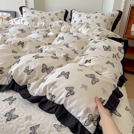 91家纺网 家纺一手货源 找家纺 满座家居 2025新款直播热款赫本风花边软糯水洗棉法式印花床盖床裙三件套四件套 蝴蝶印记