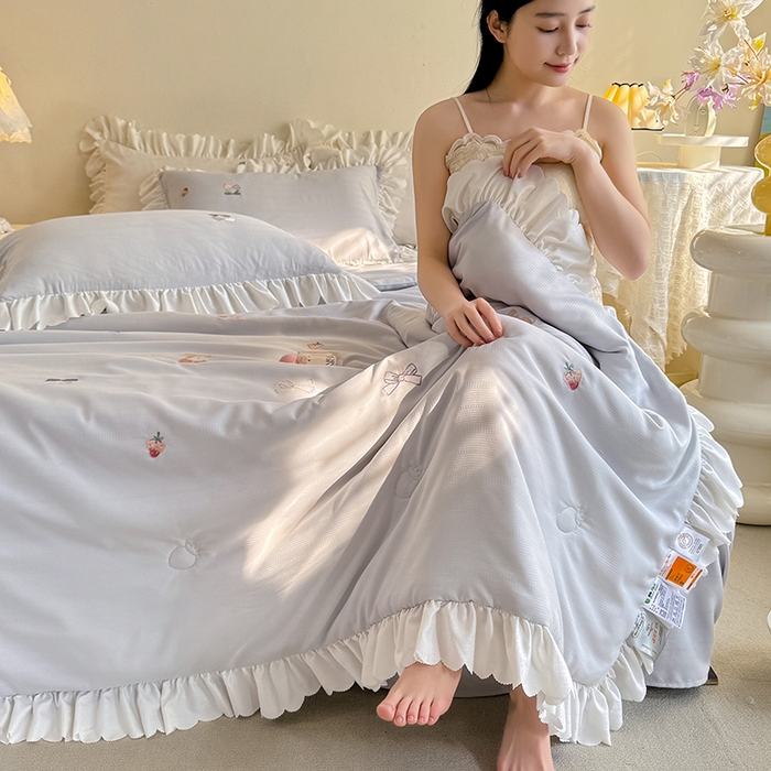 91家纺网 家纺一手货源 找家纺 绒世界 绒世界 2025针织提花绣花小清新夏被四件套 草莓-星灰