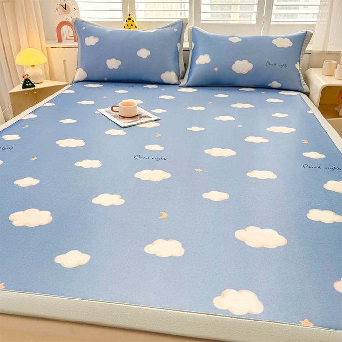 91家纺网 家纺一手货源 找家纺 雯豆2025春夏新款碳光冰丝席三件套A类凉感印花三明治凉席 碳光冰丝席-绑带款-天空云