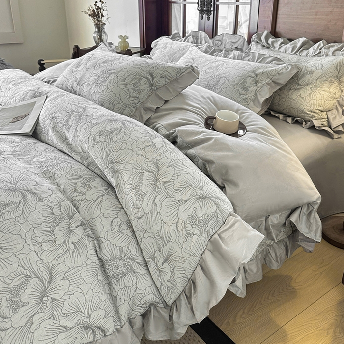 91家纺网 家纺一手货源 找家纺 锦格家纺 2025年春夏新款A类全棉纯棉色织三层纱提花四件套 漫香花羽-灰