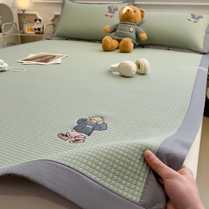 91家纺网 家纺一手货源 找家纺 （总）眠多宝 2025新款乙纶冰豆豆凉席凉席可折叠空调席冰丝席防滑床笠款