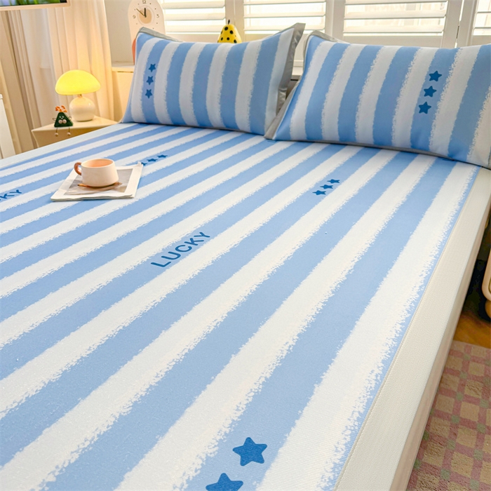 91家纺网 家纺一手货源 找家纺 雯豆2025春夏新款碳光冰丝席三件套A类凉感印花三明治凉席 碳光冰丝席-绑带款-蓝色条纹