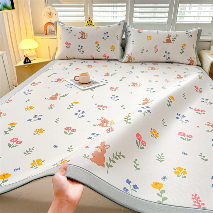 91家纺网 家纺一手货源 找家纺 雯豆2025春夏新款碳光冰丝席三件套A类凉感印花三明治凉席 碳光冰丝席-绑带款-花丛小兔