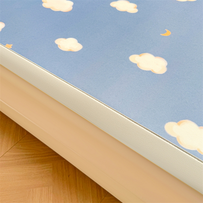 91家纺网 家纺一手货源 找家纺 雯豆2025春夏新款碳光冰丝席三件套A类凉感印花三明治凉席 碳光冰丝席-绑带款-天空云