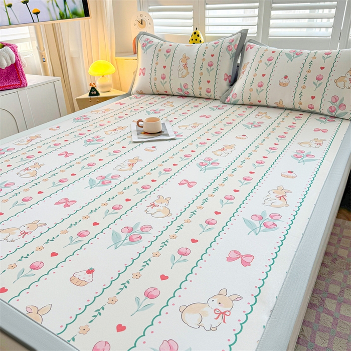 91家纺网 家纺一手货源 找家纺 雯豆2025春夏新款碳光冰丝席三件套A类凉感印花三明治凉席 碳光冰丝席-绑带款-浪漫花丛