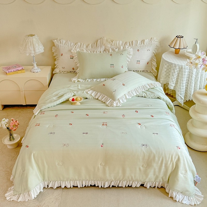 91家纺网 家纺一手货源 找家纺 绒世界 绒世界 2025针织提花绣花小清新夏被四件套 草莓-薄荷绿
