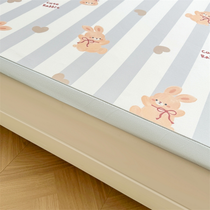 91家纺网 家纺一手货源 找家纺 雯豆2025春夏新款碳光冰丝席三件套A类凉感印花三明治凉席 碳光冰丝席-绑带款-条纹兔-1